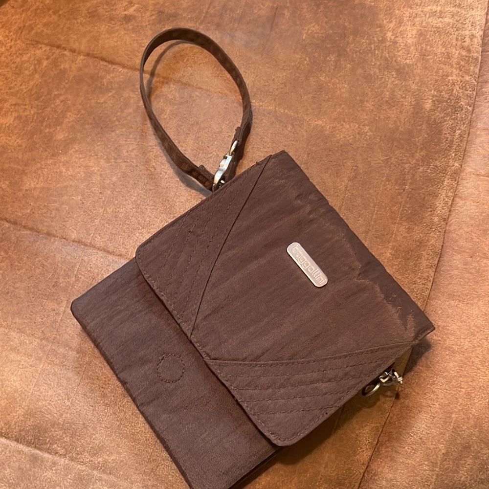 Baggallini clutch bag